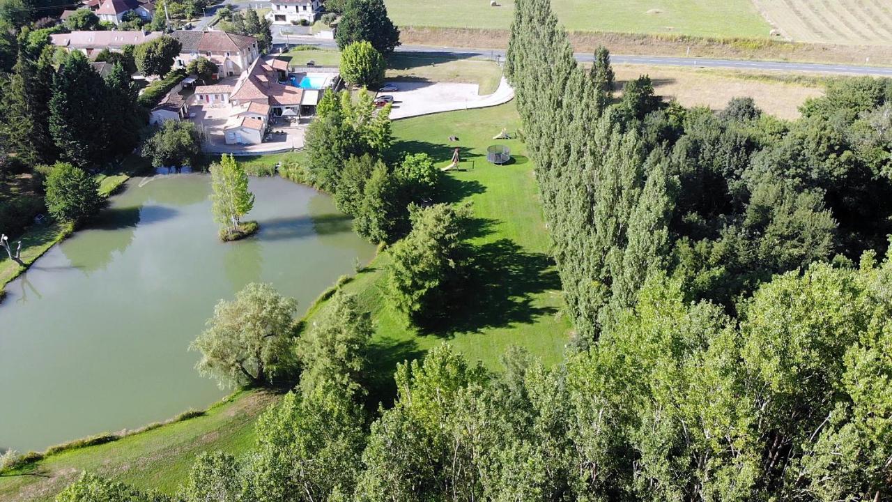 Le Domaine de L'étang de Sandanet Issac Esterno foto